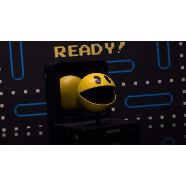 Gul Pac-Man PVC-figur med svarta ögon och öppen mun i svart box, 40-årsjubileum