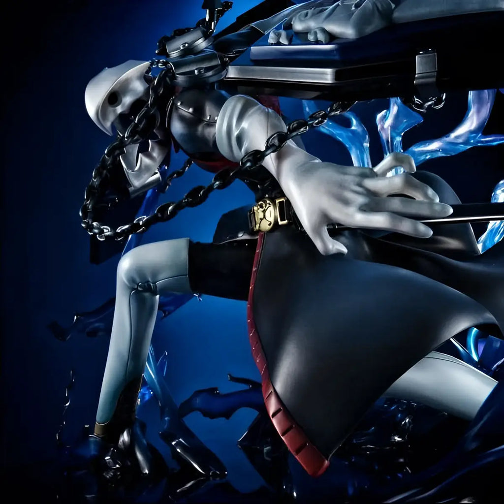 Persona 3 Thanatos Anniversary Edition silver och svart statyett i dynamisk pose med kedjor och blå glödande energi