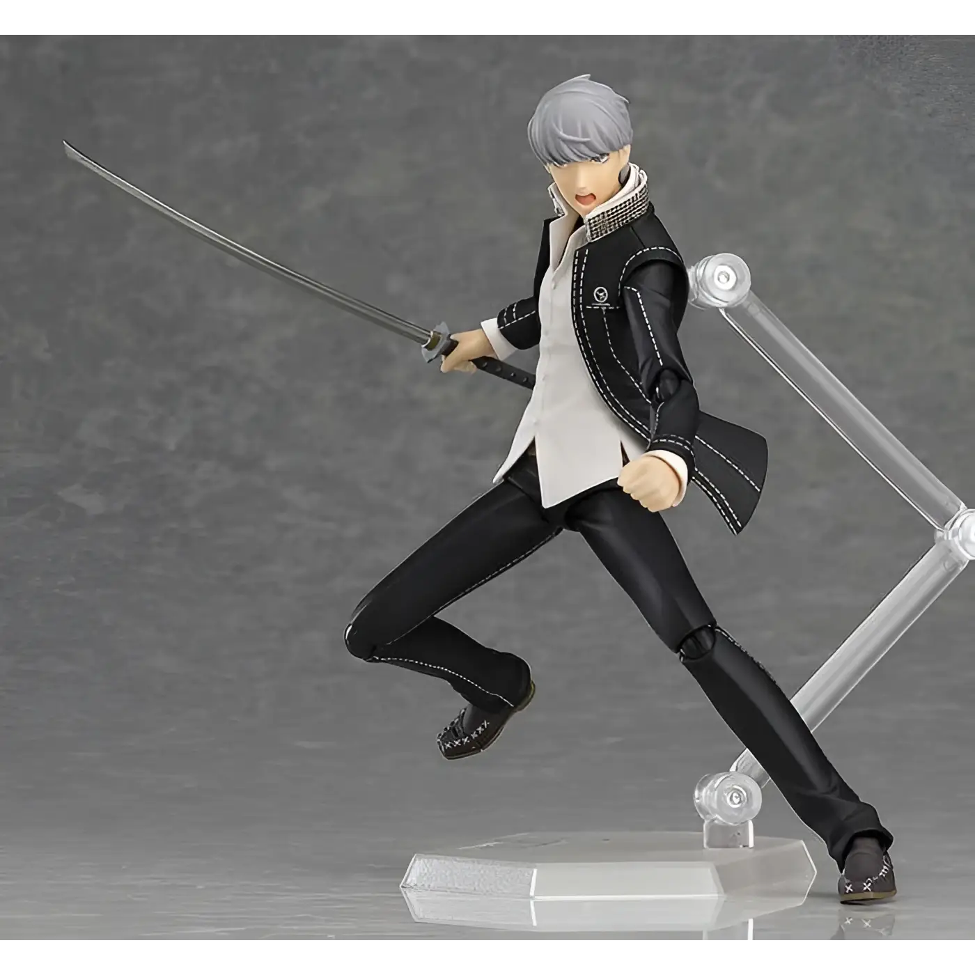 Svartvit figma-figur av Yu Narukami från Persona 4 Arena Ultimax med silverhår, mantel och svärd