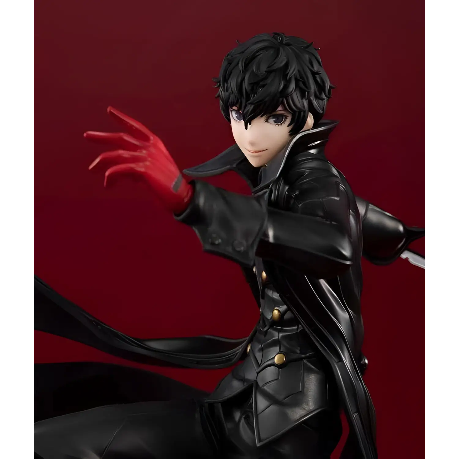 Persona 5 The Royal Lucrea Joker-statyn i svart läderliknande mantel med guldförsedda knappar och röda handskar, dynamisk pose mot röd bakgrund