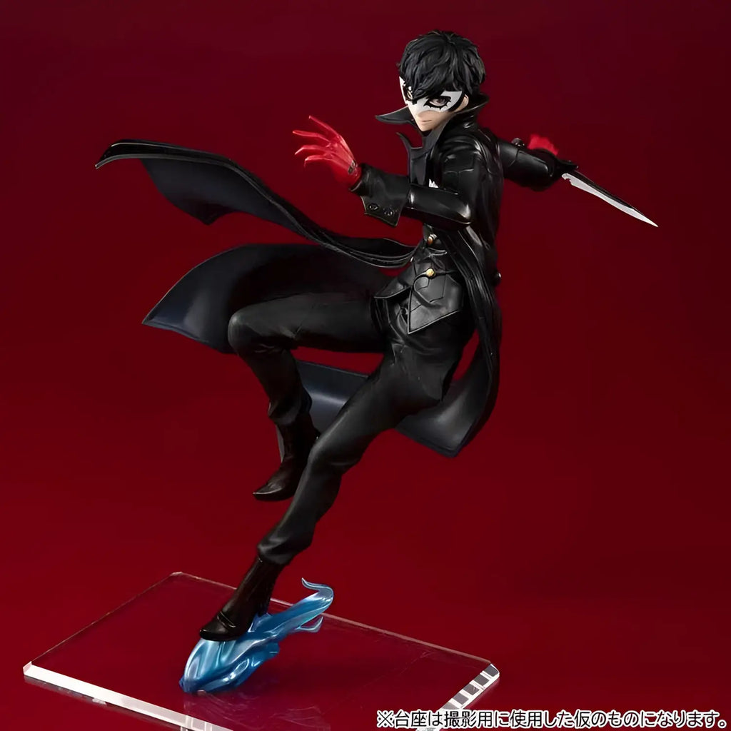 Persona 5 The Royal Lucrea Joker-statyn i svart och röd mask, dynamisk pose med detaljerad svart mantel, handskar och stövlar