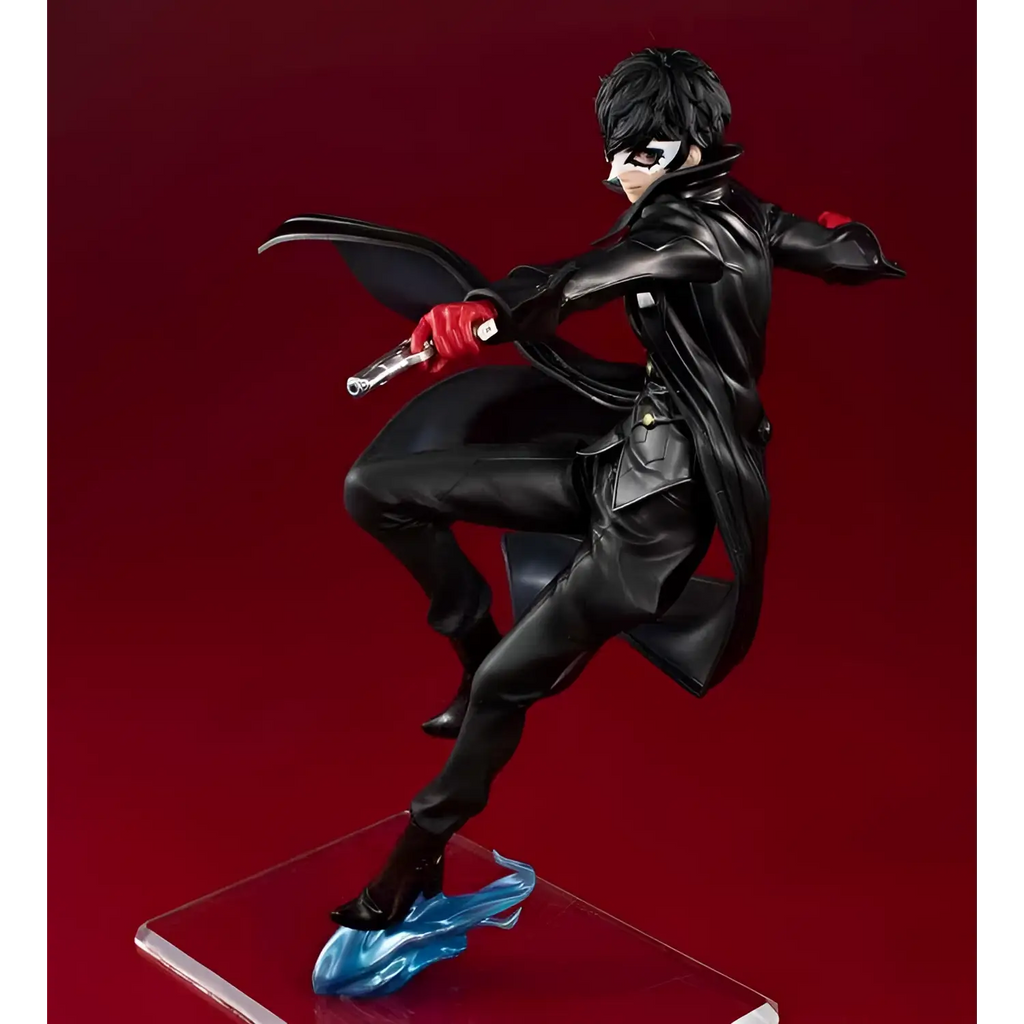 Persona 5 The Royal Lucrea Joker-statyett i svart läderliknande kappa och byxor med röda handskar i dynamisk pose på klar bas