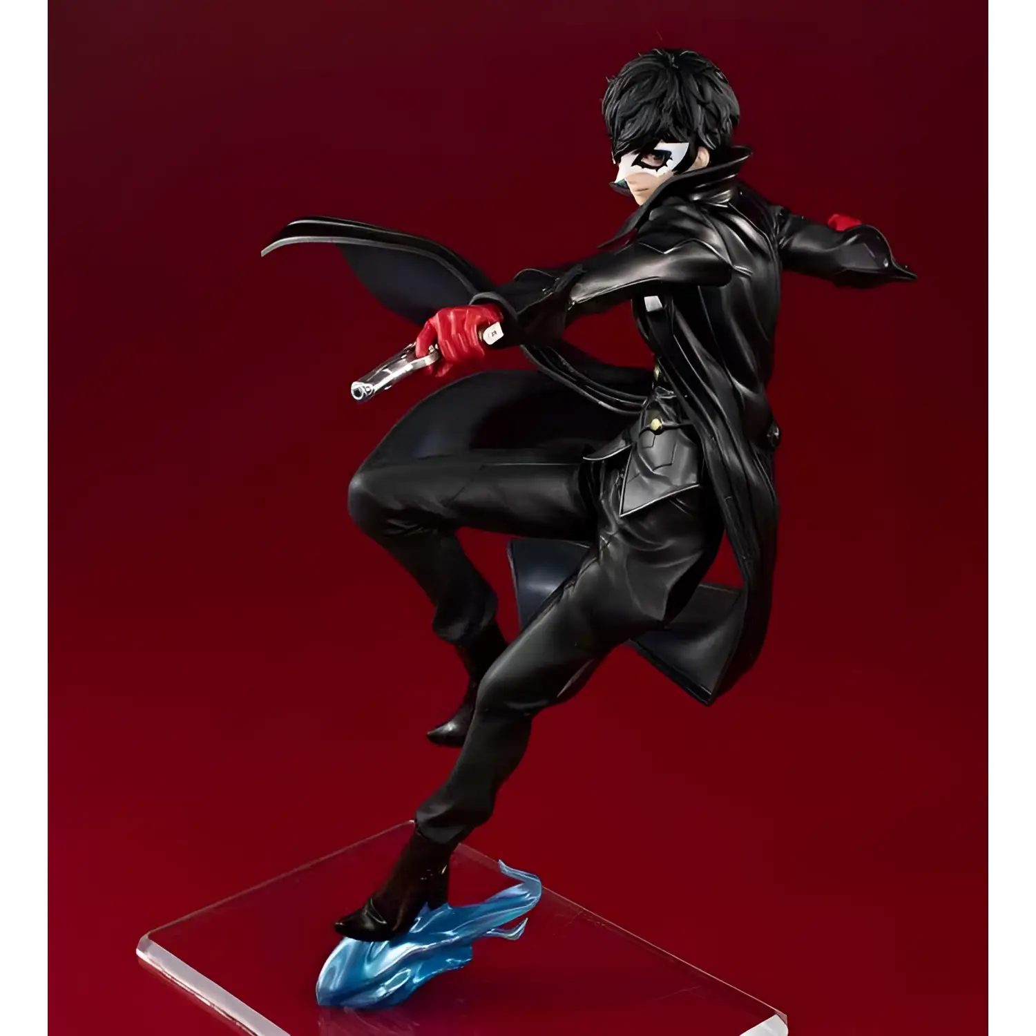 Persona 5 The Royal Lucrea Joker-statyett i svart läderliknande kappa och byxor med röda handskar i dynamisk pose på klar bas