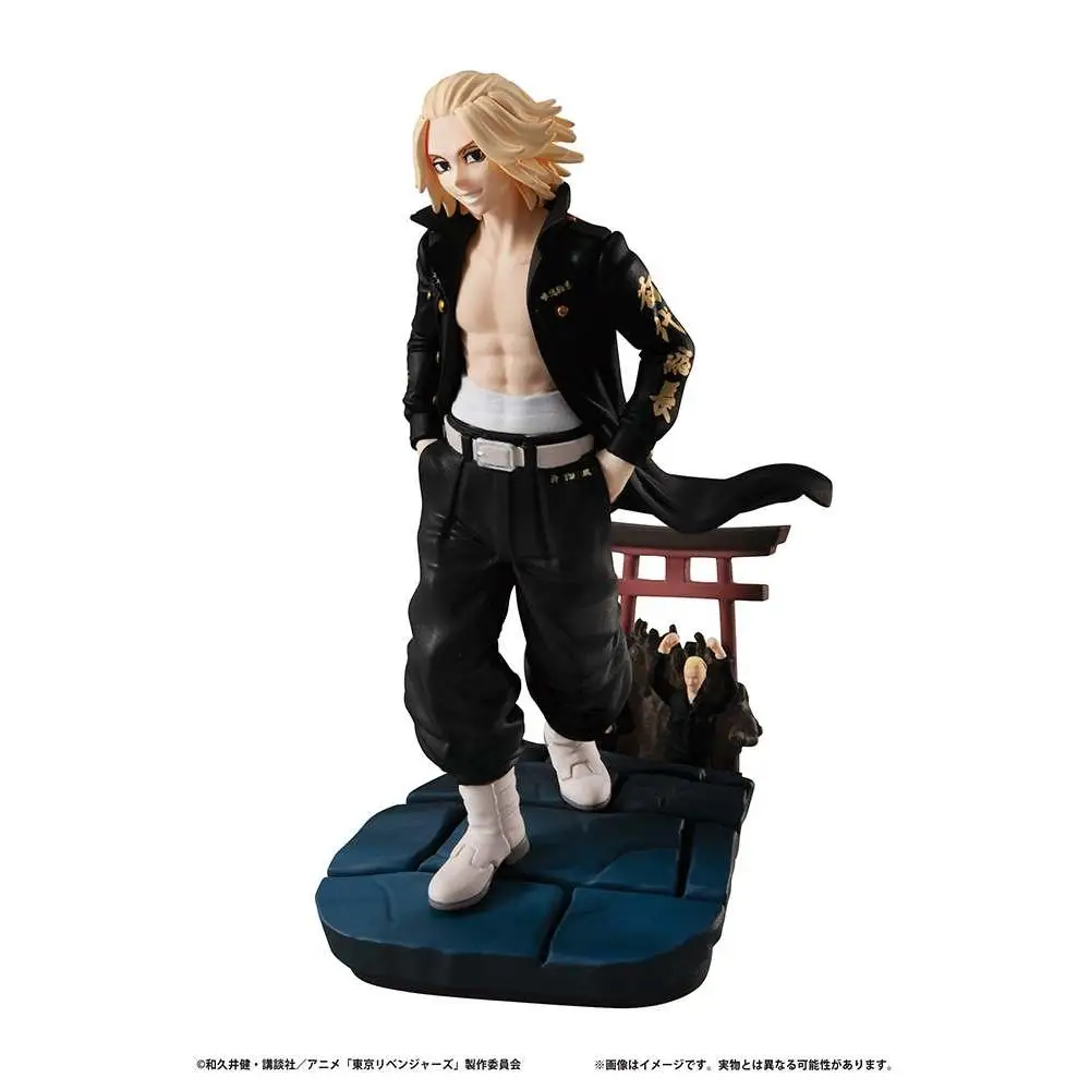 Svart och guld animefigur med blont hår från Petitrama Tokyo Revengers-set