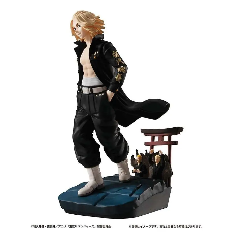 Svart och guld animefigur av blond man i svart kappa med kanji, vid röd torii på blå bas, Petitrama Tokyo Revengers-set