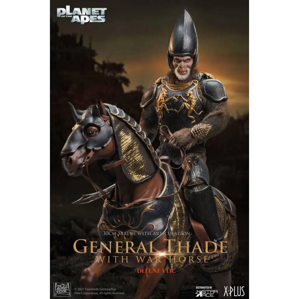 Svart och guld rustad general Thade på häst, med intrikata gyllene detaljer