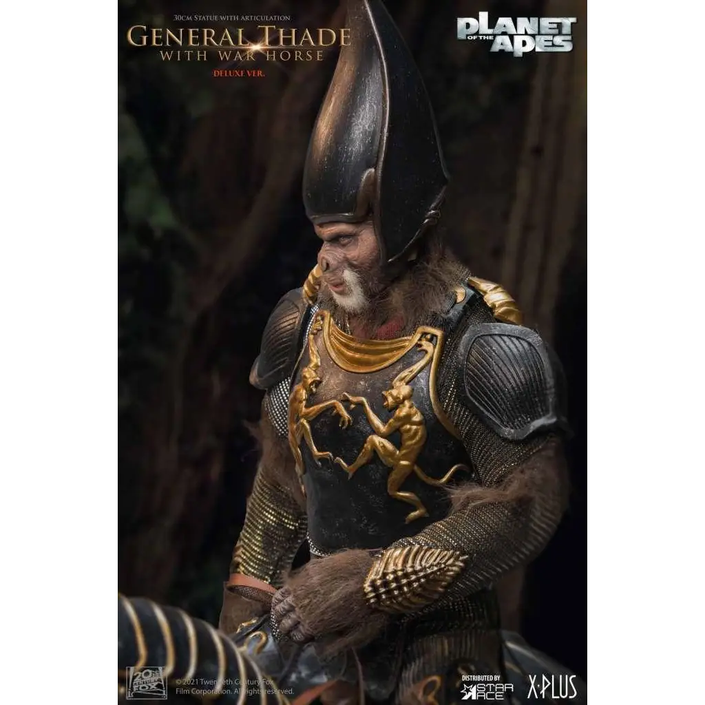 Svart och guld staty av General Thade från Planet of the Apes med häst