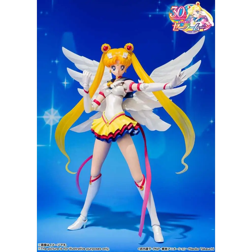 Vit änglalik figur med gula accenter, vita vingar och Sailor Moon Eternal-design