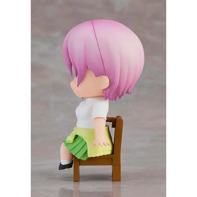 Chibi Quintes Quint Ichika Nendoroid Swacchao! figurin med rosa hår i vit topp och grön kjol på stol