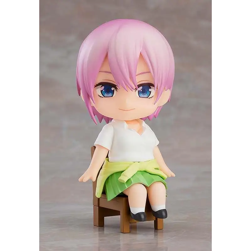 Rosa Nendoroid Quintessential Quintuplets Ichika Swacchao! chibifigur med rosa hår och blå ögon i vit skjorta och grön kjol