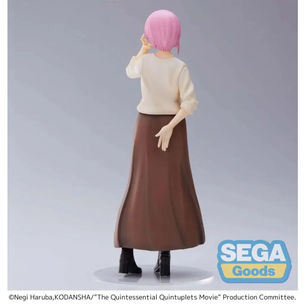 Quintess Quint Ichika Nakano rosa-hårig animefigur i vit topp och brun kjol