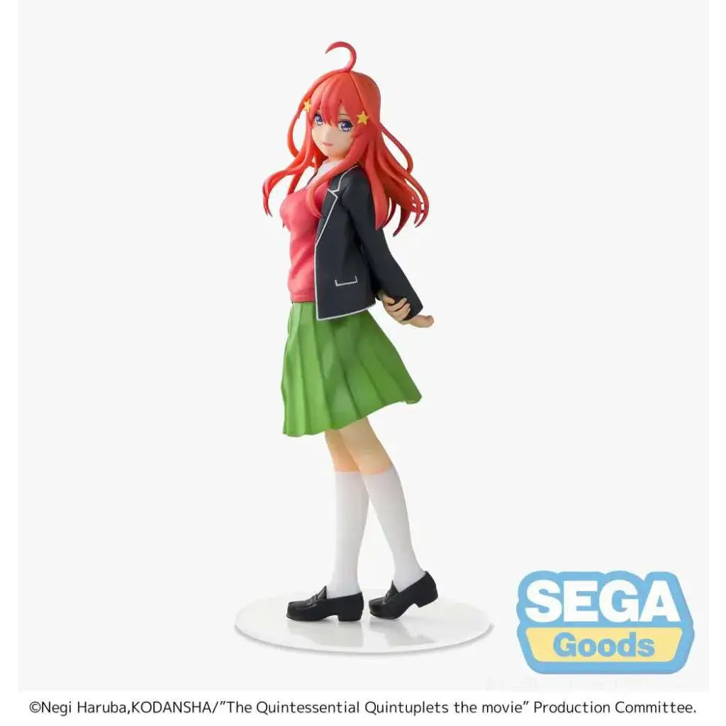 Rödhårig animefigur Itsuki Nakano med stjärnhårspännen, svart jacka över rosa topp och grön kjol på vit bas