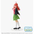 Rödhårig animefigur Itsuki Nakano med stjärnhårspännen, svart jacka över rosa topp och grön kjol på vit bas