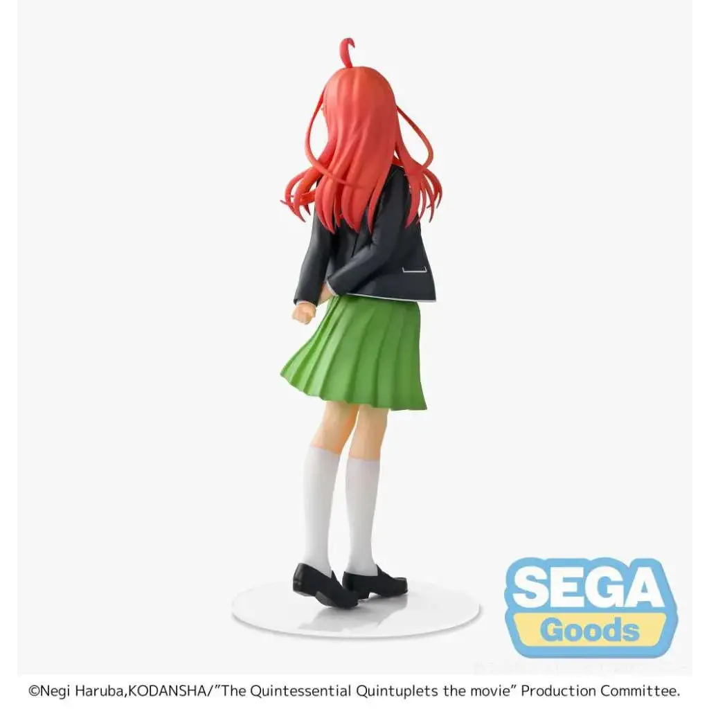 Rödhårig animefigur Itsuki Nakano i svart jacka och grön kjol på vit bas