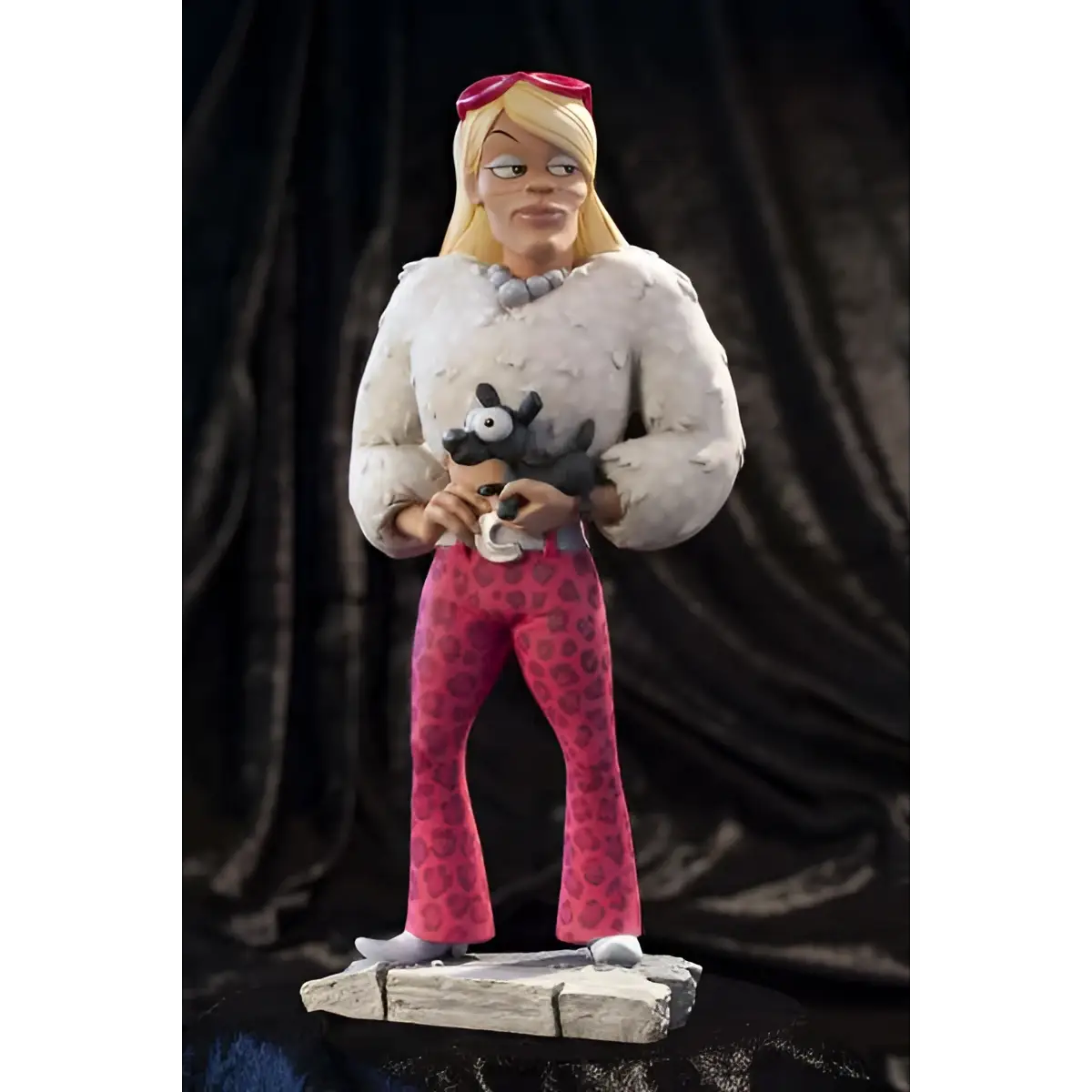Blond kvinnofigur med rosa solglasögon, fluffig vit tröja, rosa leopardbyxor och svart hund