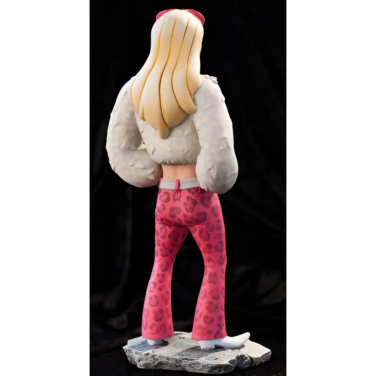 Detaljerad figurin av blond kvinna i fluffiga vita ärmar och rosa leopardbyxor, Rat-man Infinite Coll #2 Cinzia-staty