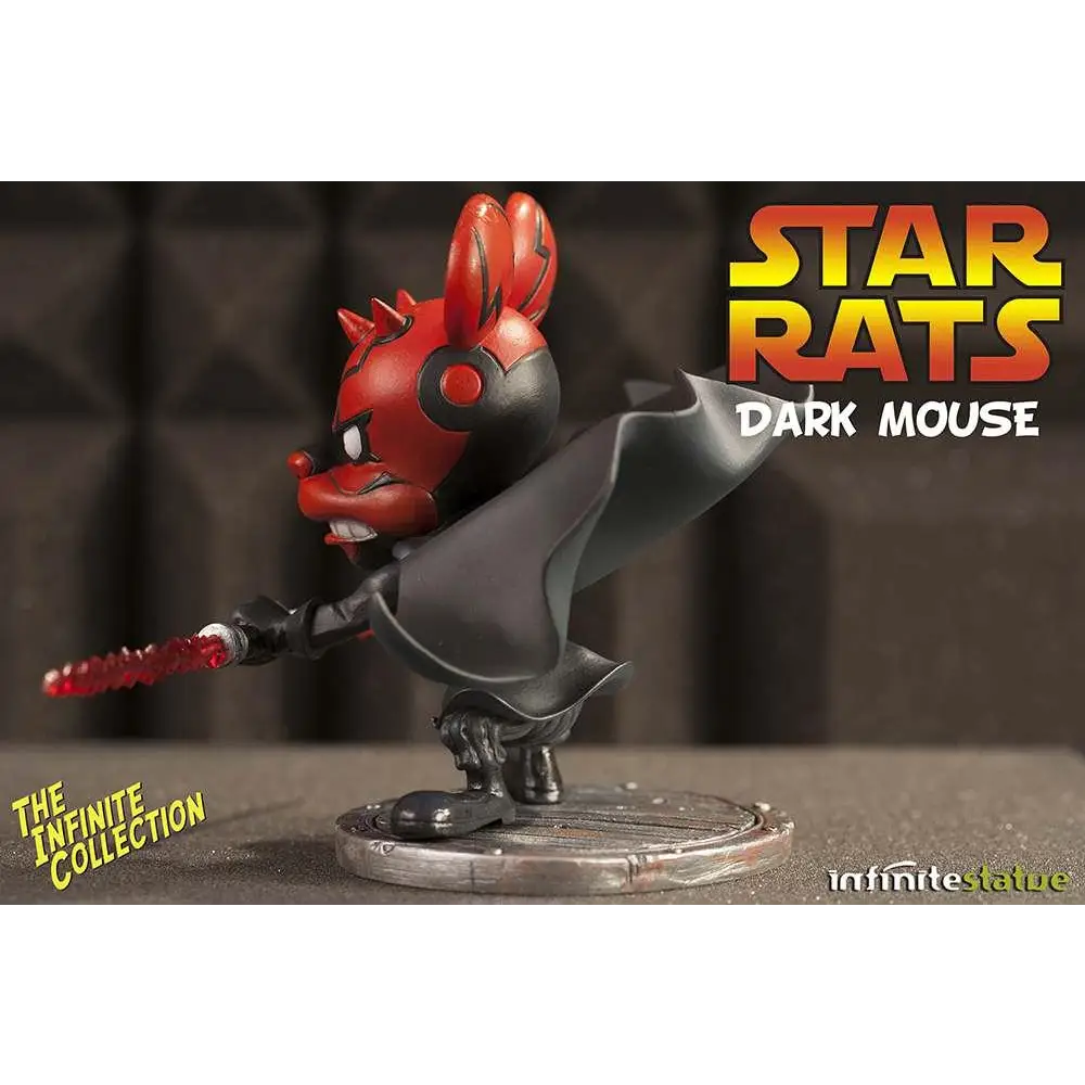 Röd och svart figur av stiliserad mus med taggiga öron, mantel och rött lightsaber-vapen i Rat-man Infinite Collection #4 Dark Mouse Statue