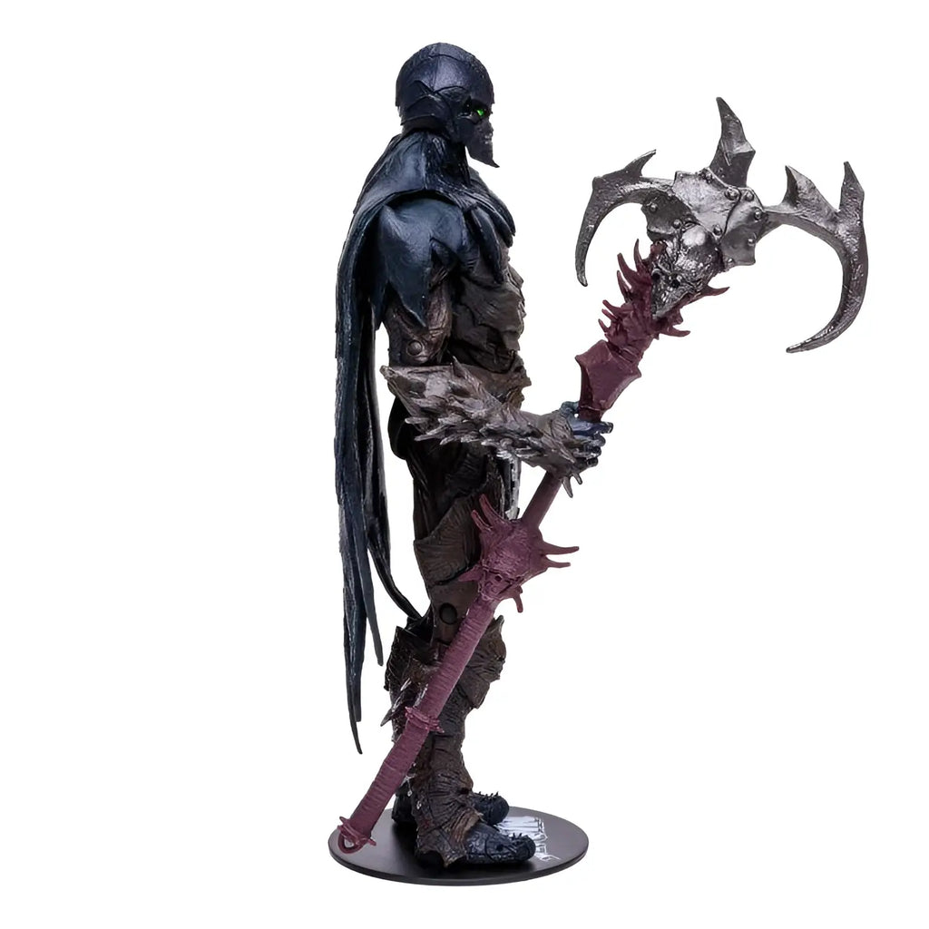 Svart rustad figur med gröna ögon och fladdrande mantel, håller hotfull tvåhandsyxa med taggiga benliknande detaljer, Raven Spawn 7-tums figur