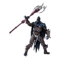 Mörkbrun och svart rustad Raven Spawn 7-tums figur med gröna lysande ögon och spikad mace