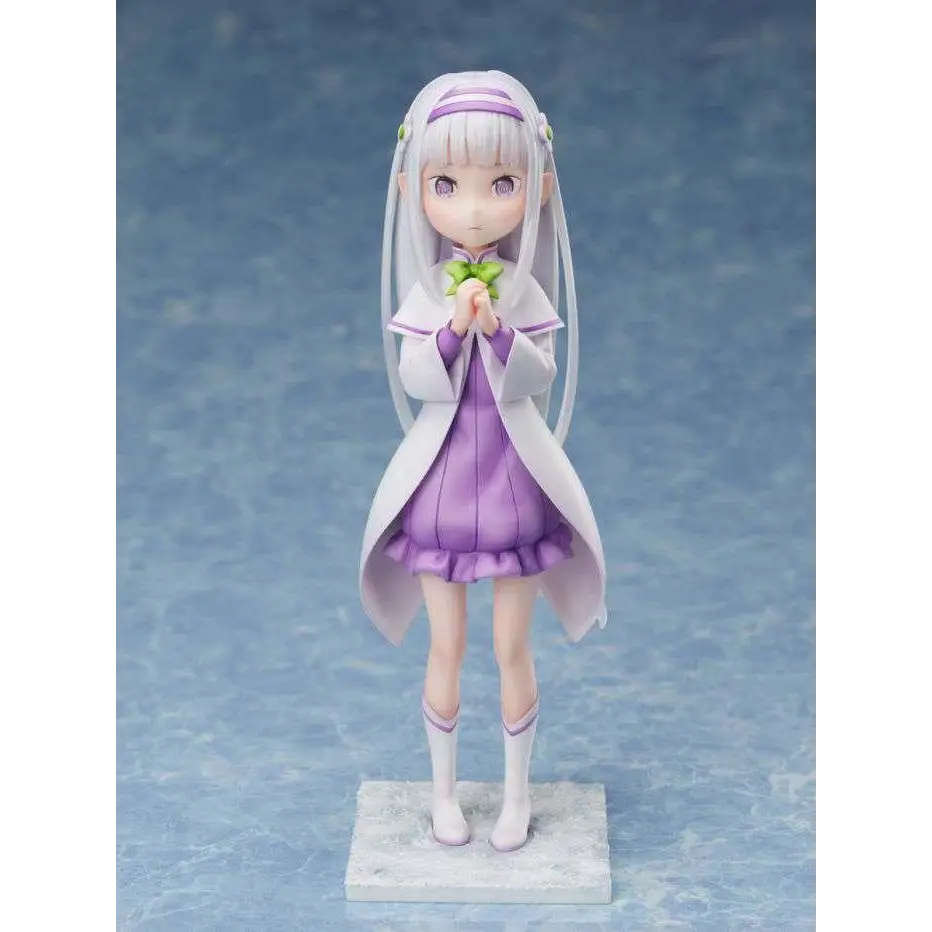 Lila och vit Re:Zero Emilia-figur med silverhår i frilly klänning och mantel, med gröna löv