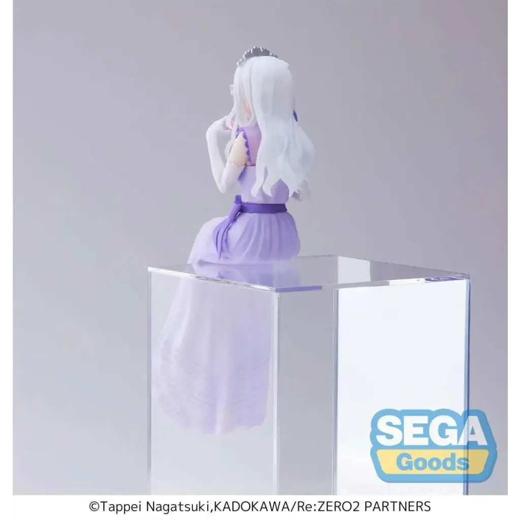 Delikat lila figur av Emilia från Re:Zero i festklänning med tiara