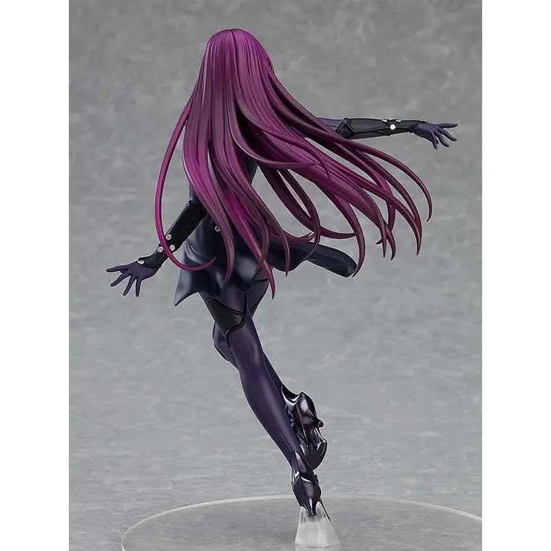 Lila hårig animefigur Scáthach från Re:Zero i svart tajt outfit med handskar