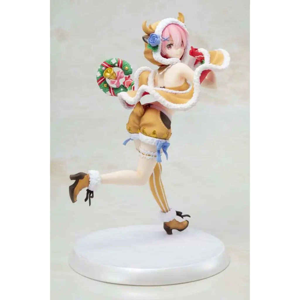 Re:Zero Ram julflicksfigur i rosa hår, festlig tan-vit outfit med blå accenter och krans