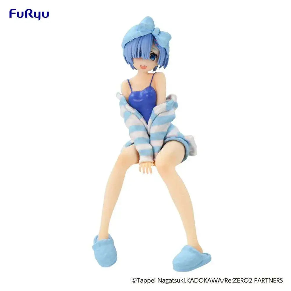 Re:Zero Rem i blå badkläder och randig morgonrock, sittande avslappnat med matchande tofflor