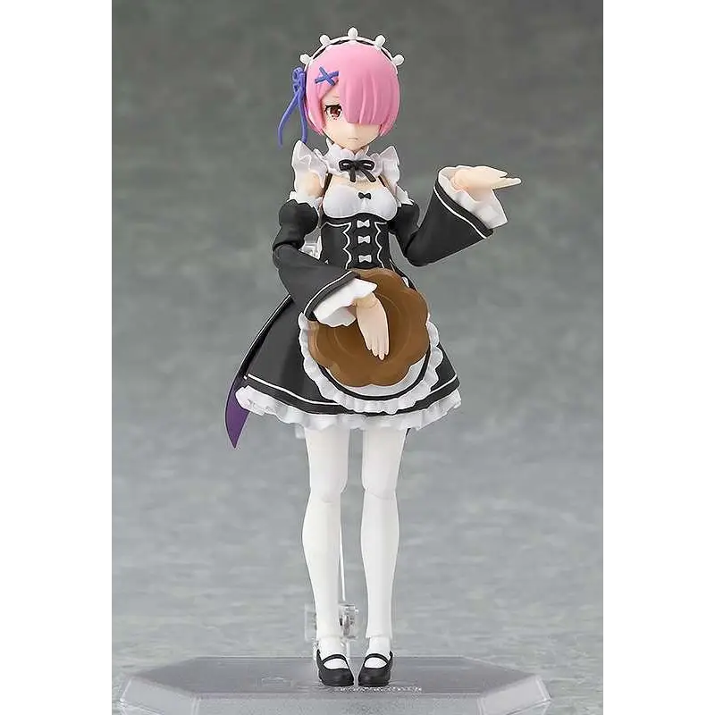 Ram från Re:Zero med rosa hår i svartvit kammarjungfrudräkt håller brun tårta