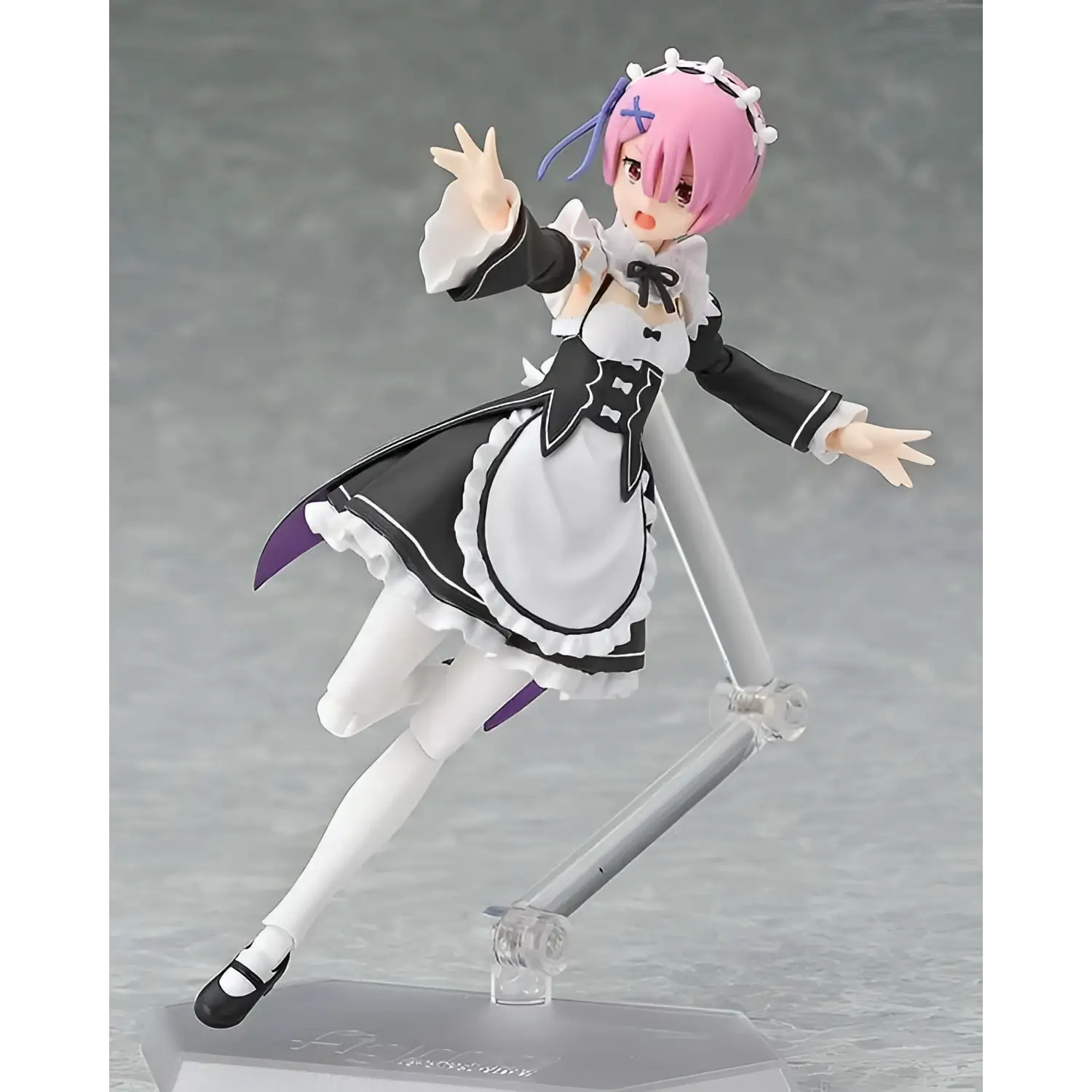 Re:Zero Ram figma: rosa-hårig animejungfru i svart-vit klänning med lila accenter, dynamisk pose på stativ