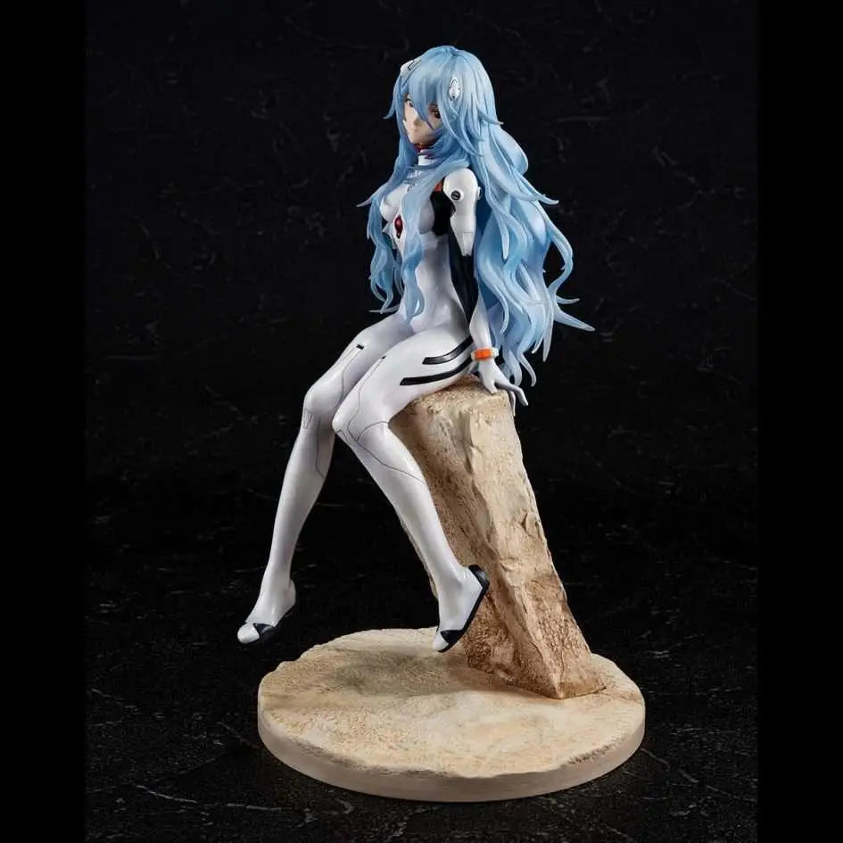 Rei Ayanami Evangelion 3.0+1.0 blåhårig figur i vit-svart bodysuit på stenbas