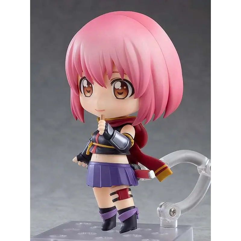 Nendoroid Momo Minamoto med rosa hår, svart-guld topp, lila kjol, röd mantel och svarta stövlar