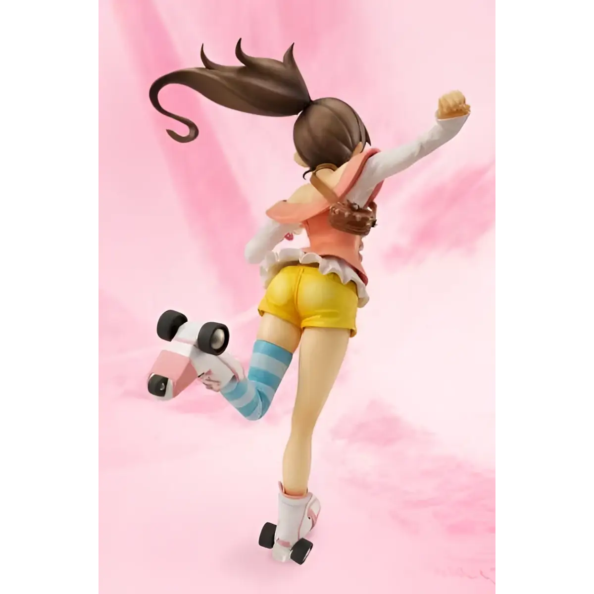 Dynamisk figurin av Rinne Inaba i 1/8-skala, flicka i gula shorts, randiga strumpor och rosa-vita rullskridskor i rörelse från Super High-Speed Transforming
