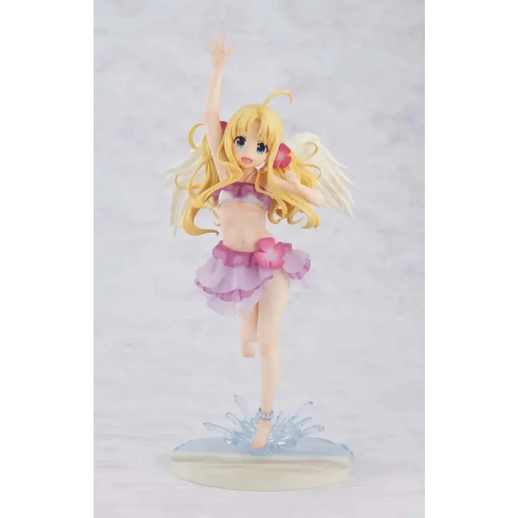 Blond animefigur av Filo i rosa blommigt baddräkt med ängelvingar på vattensplaskbas