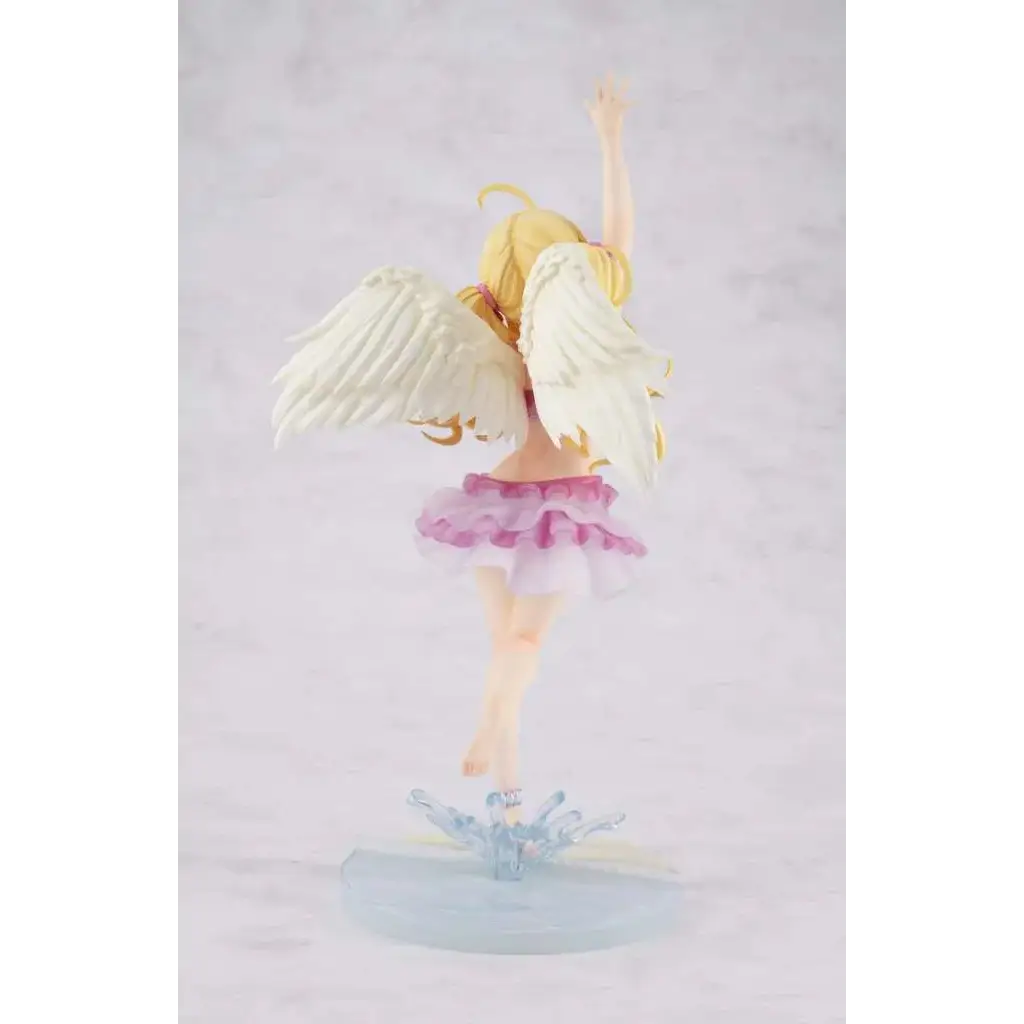 Filo som ängel-figur med blont hår, vita vingar och rosa kjol på blå bas