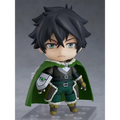 Chibi figur av Naofumi med svart hår och gröna ögon i grön-grå rustning