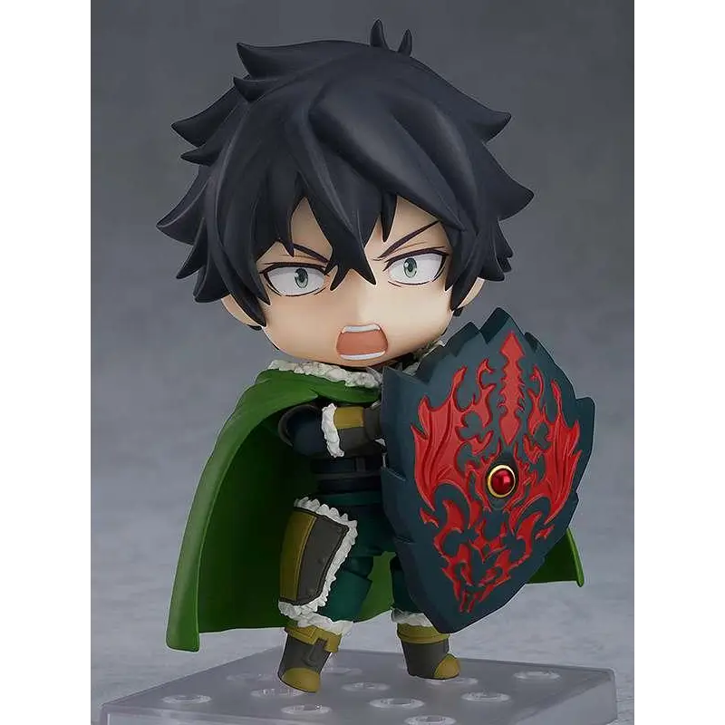 Chibi Nendoroid-figur av svart hårig karaktär i grön mantel och rustning med röd-svart sköld och central ädelsten från Rising of the Shield Hero