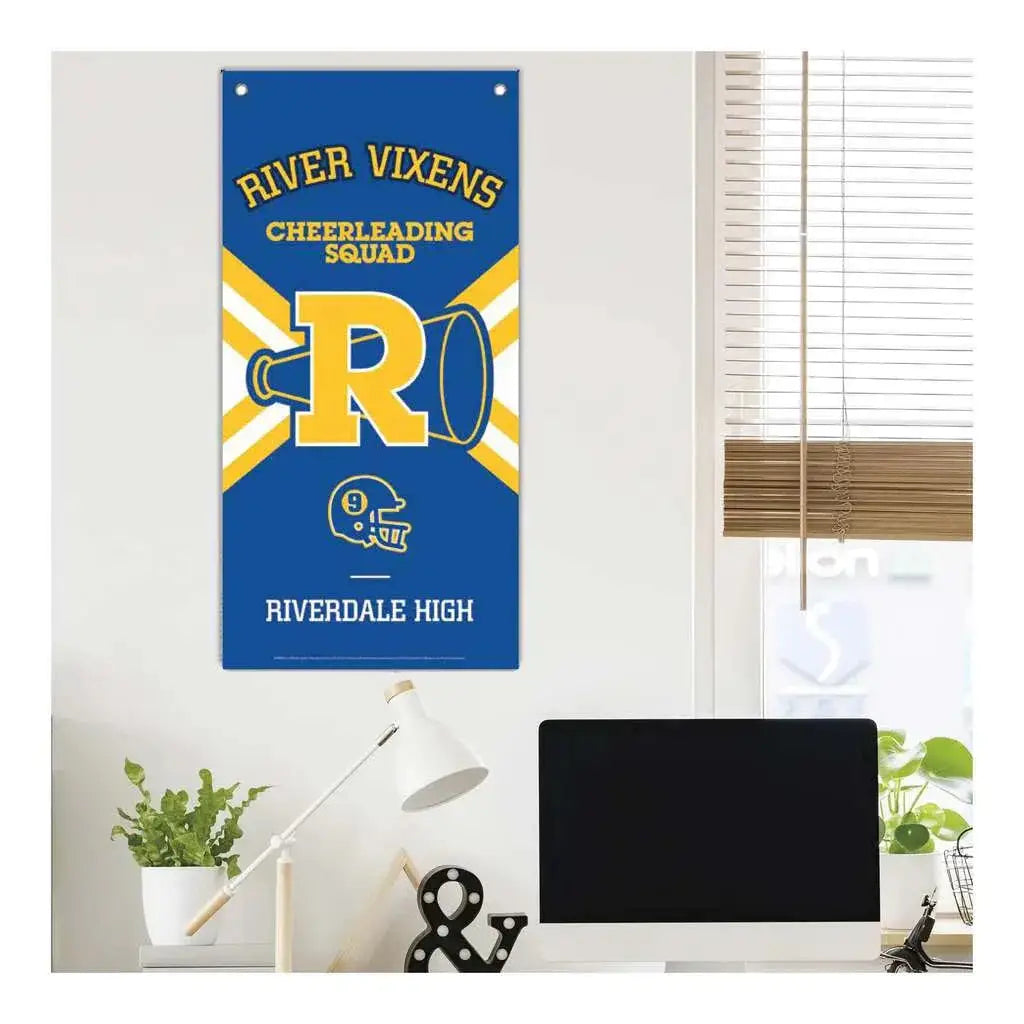 Riverdale cheerleading väggbanner med blå-gul design och R-megafon