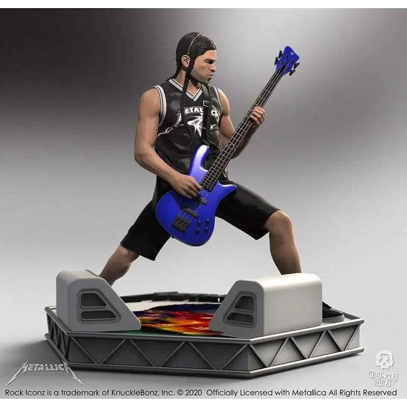 Blå metallbasgitarr hålls av James Hetfield-figur i svart tröja på scen med LED-ljus