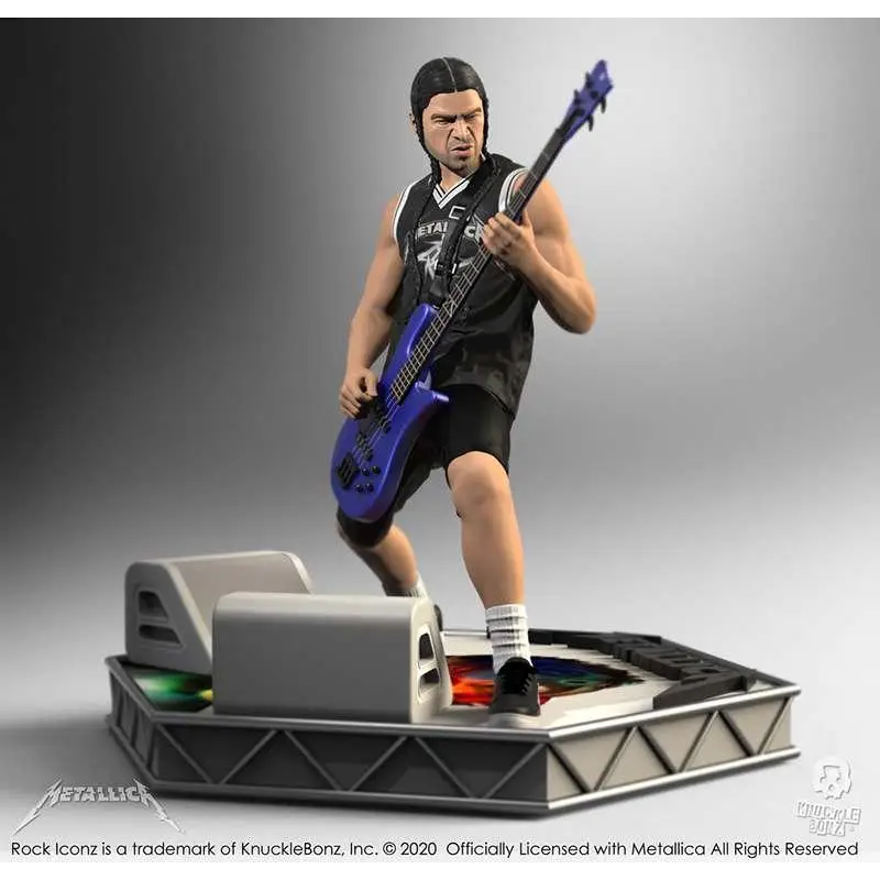 James Hetfield-figur med blå metallbasgitarr på scen, Metallica Robert Trujillo-staty