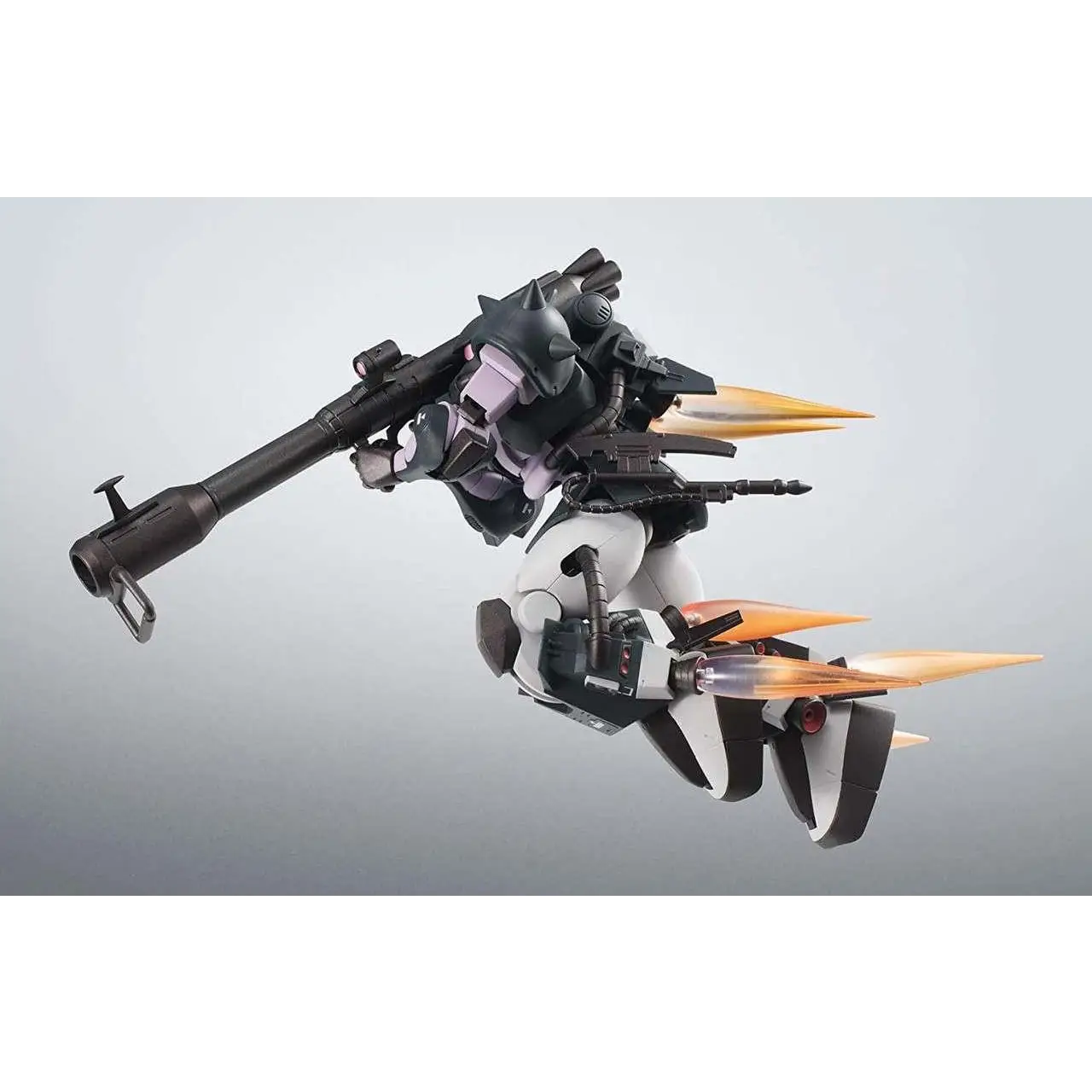 Svartvit plastmodell av Rs MS-06R-1A Zaku II High Mobility Type med orange lågeffekter på thrustrarna