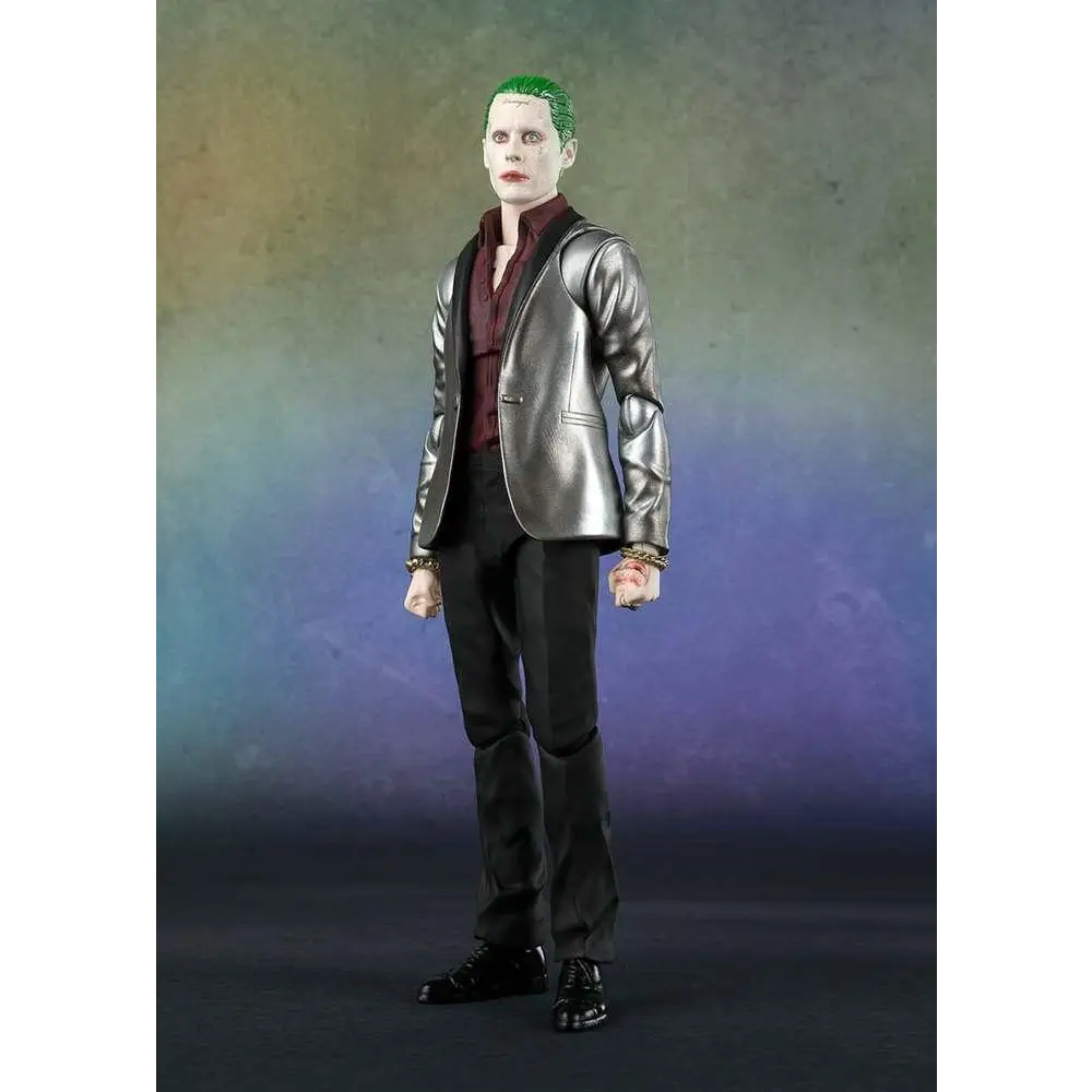 S.H.Figuarts Joker-figur i silverblazer, svarta byxor och maroon skjorta med detaljerad sömnad