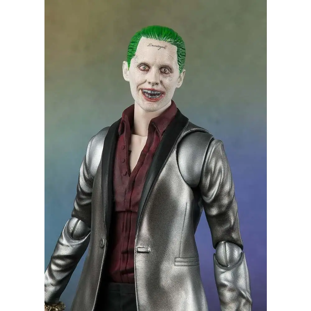 S.H.Figuarts Joker-figur från Suicide Squad i silver kostym med svarta slag och maroon skjorta