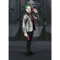 S.H.Figuarts Joker-figur i silverblazer med svarta slag över maroon skjorta och svarta byxor
