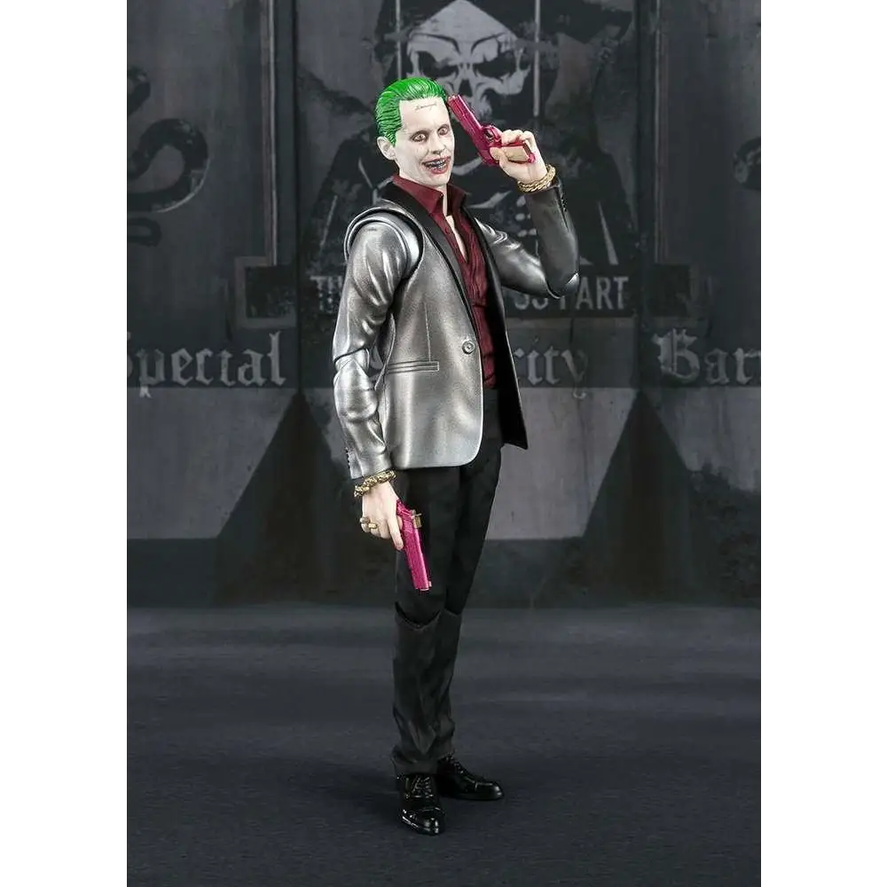 S.H.Figuarts Joker-figur i silverblazer med svarta slag över maroon skjorta och svarta byxor