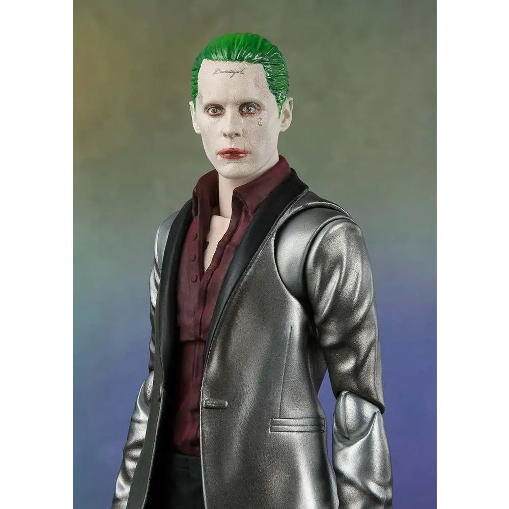 S.H.Figuarts Joker-figur med silver väst, svarta slag och maroon skjorta från Suicide Squad
