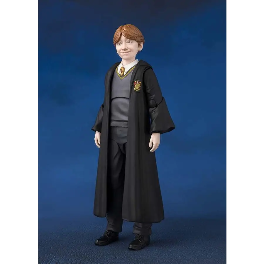 S.H.Figuarts Ron Weasley i svart Hogwarts-robe med guld-röd emblem över grå väst och byxor