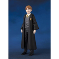 S.H.Figuarts Ron Weasley i svart Hogwarts-robe med guld-röd emblem över grå väst och byxor