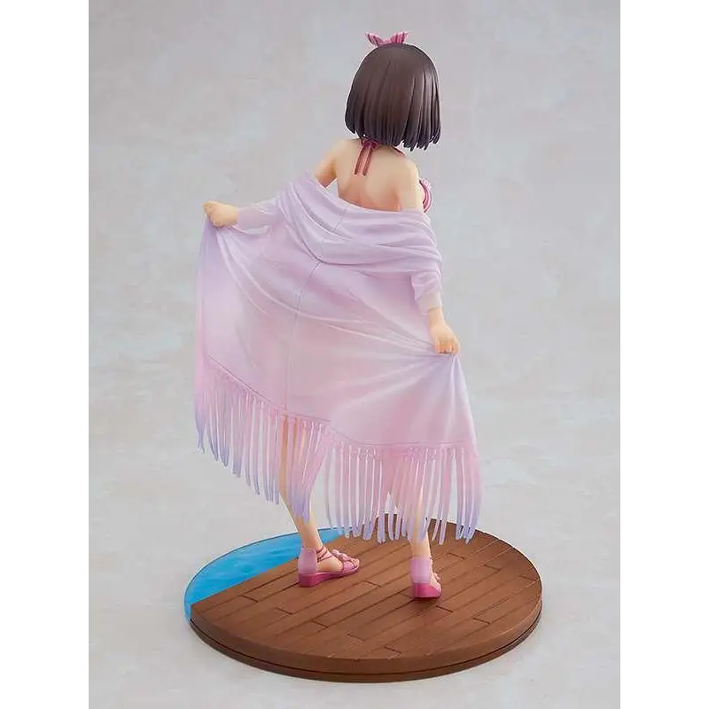 Saekano Megumi Kato i baddräkt med rosa genomskinlig klänning och fransdetaljer på träbas