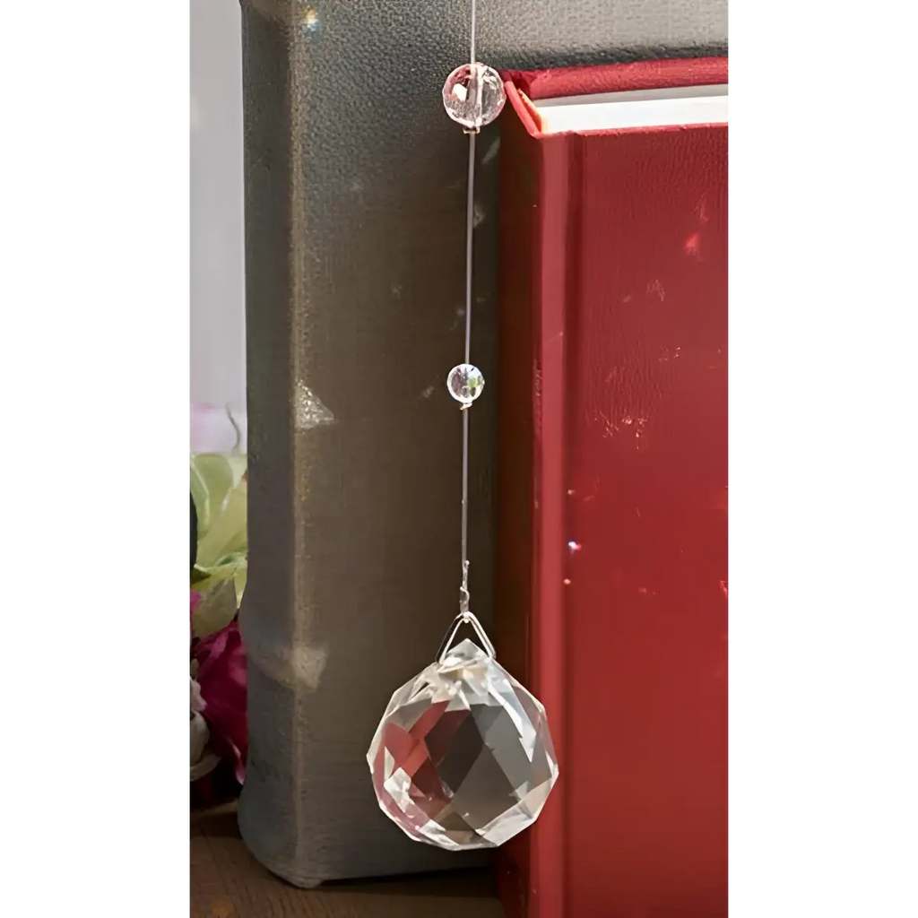 Sailor Moon-suncatcher med klar kristall, fasettslipad droppe och två sfäriska pärlor på tunn tråd